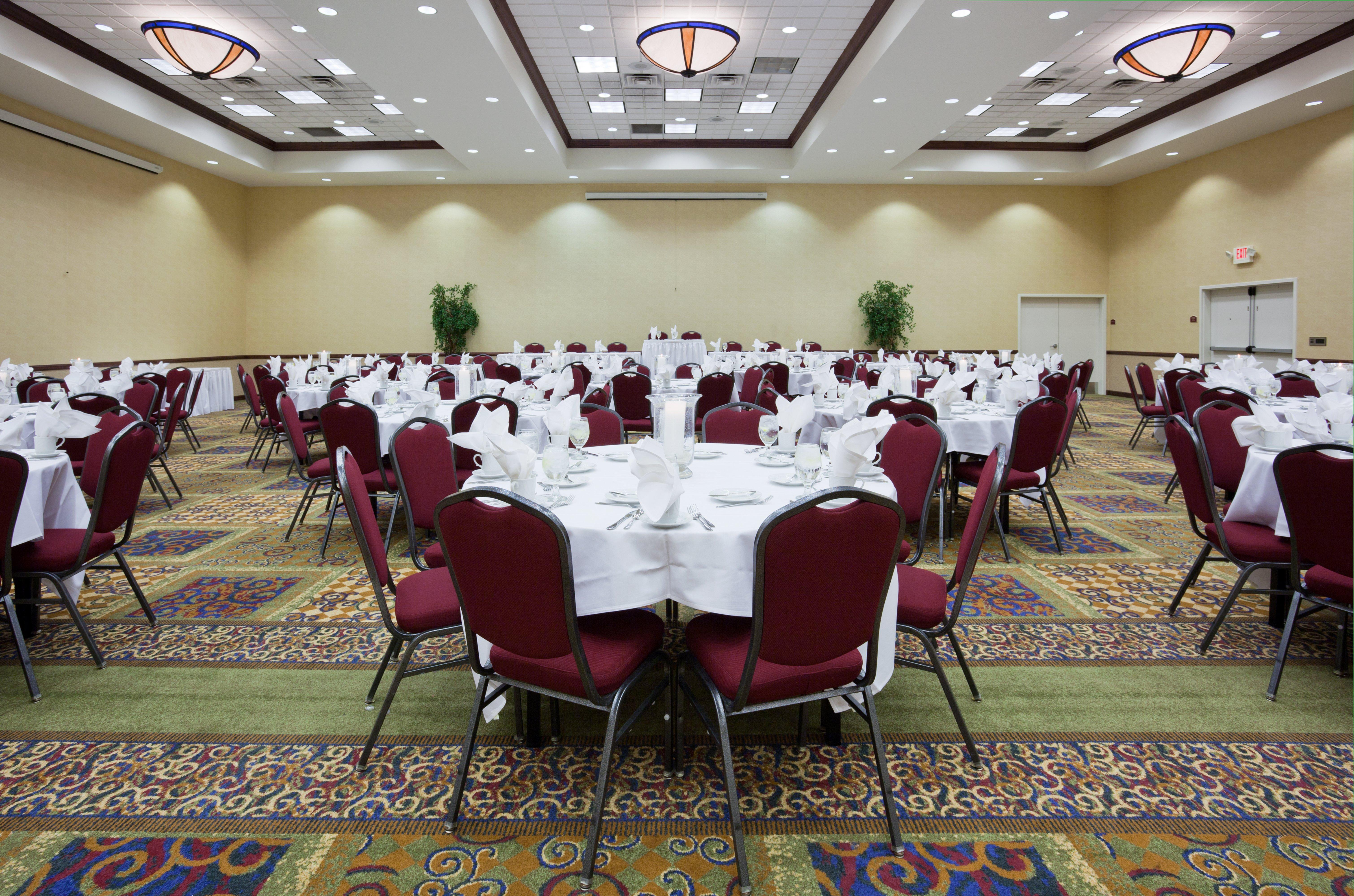 Holiday Inn Conference Center Marshfield, An Ihg Hotel Exterior photo