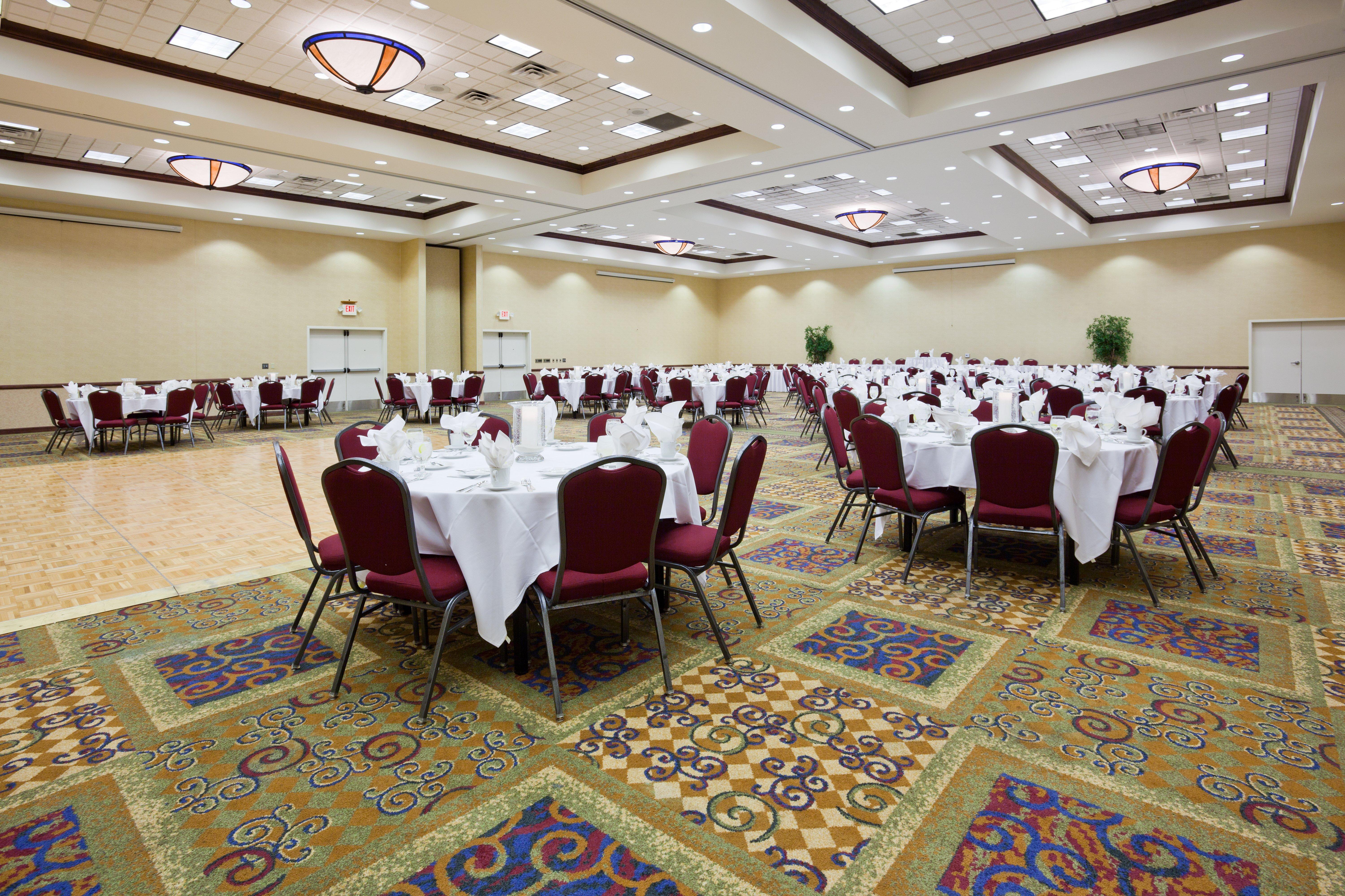 Holiday Inn Conference Center Marshfield, An Ihg Hotel Exterior photo